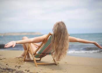 pexels-andrea-piacquadio-fille qui bronze sur un transat au bord d'un lac - où bronzer en belgique autre qu'a la plage