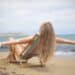 pexels-andrea-piacquadio-fille qui bronze sur un transat au bord d'un lac - où bronzer en belgique autre qu'a la plage