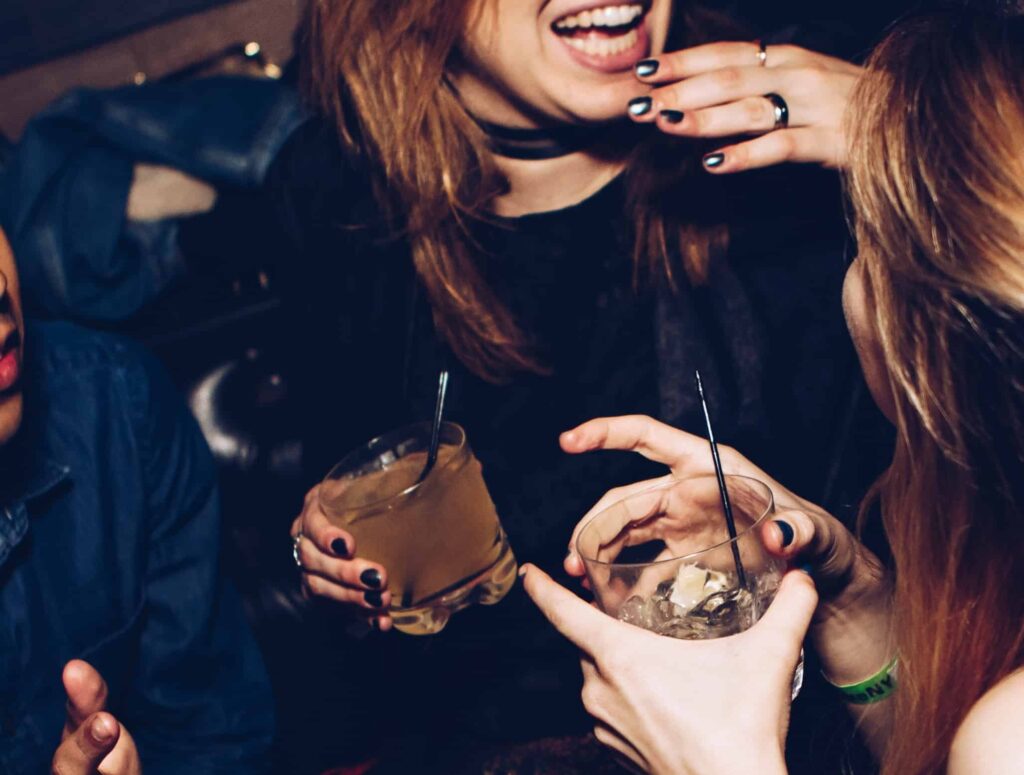 unsplash-michael-discenza - 3 jeux à boire pour passer une bonne soirée