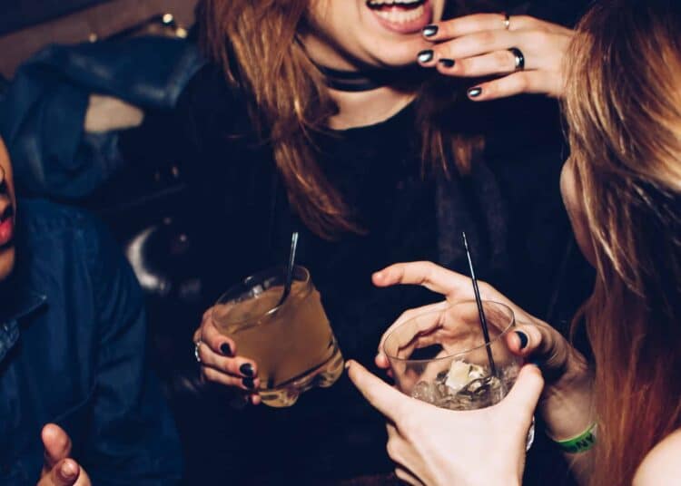 unsplash-michael-discenza - 3 jeux à boire pour passer une bonne soirée