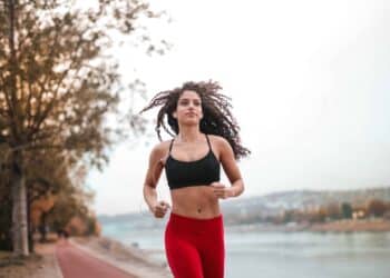 pexels-andrea-piacquadio - femme qui court - 10 raisons de te mettre au sport