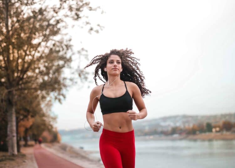 pexels-andrea-piacquadio - femme qui court - 10 raisons de te mettre au sport