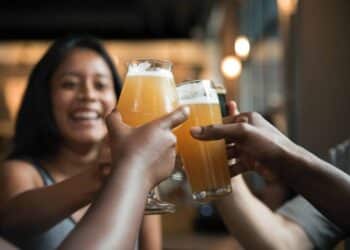 pexels-elevate - amis buvant biere - 10 verres alcool reduiraient esperance de vie