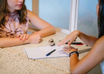 pexels-mentatdgt - 2 femmes discutent - 5 conseils pour reussir ta reorientation