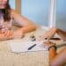 pexels-mentatdgt - 2 femmes discutent - 5 conseils pour reussir ta reorientation