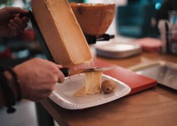 unsplash-claudio-schwarz - fromage a raclette - 10 commandements pour une soiree raclette parfaite entre potes
