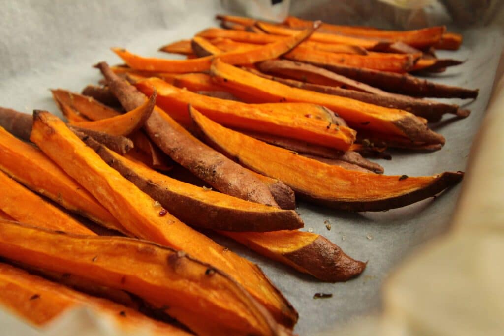 unsplash-louis-hansel - frites de patates douces au four