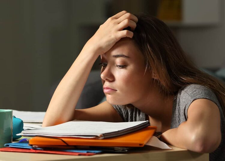 jeune étudiante stressé trucs pour étudier rapidement