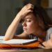 jeune étudiante stressé trucs pour étudier rapidement