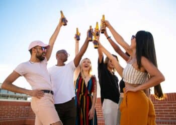 pexels-kampus-production - jeunes en soirée - les 6 types de potes bourrés en soirée
