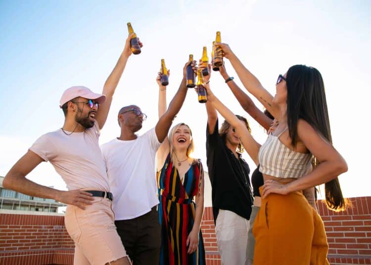 pexels-kampus-production - jeunes en soirée - les 6 types de potes bourrés en soirée