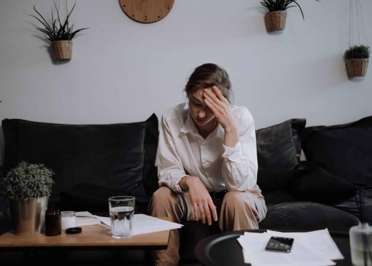 pexels-ron-lach - femme ayant mal a la tete - comment soulager une gueule de bois