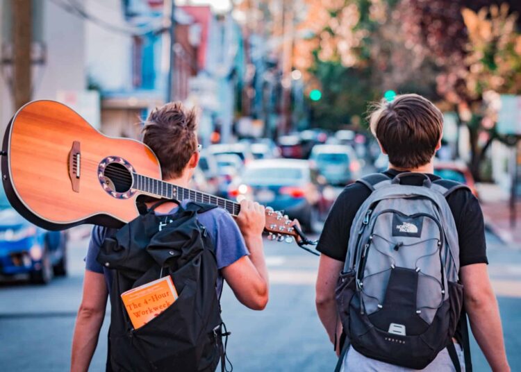 unsplash-austin-distel - jeunes qui voyagent - quelles démarches entreprendre pour faire un Erasmus