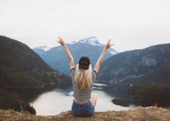 unsplash-becca-tapert - femme heureuse regardant horizon - Avoir confiance en soi comment avoir plus confiance en soi