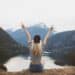 unsplash-becca-tapert - femme heureuse regardant horizon - Avoir confiance en soi comment avoir plus confiance en soi