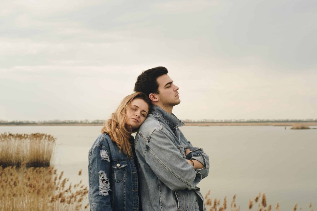 unsplash-milan-popovic - fille et garçon ensemble - comment détecter et sortir de la friend zone