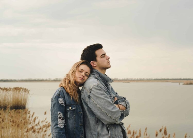 unsplash-milan-popovic - fille et garçon ensemble - comment détecter et sortir de la friend zone