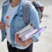 Jeune femme porte livre comment gérer le stress des études