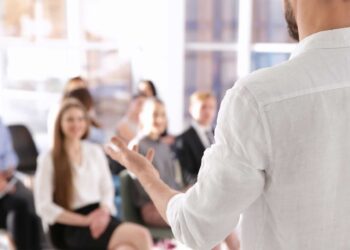 eleve qui parle comment ne plus stresser à un examen oral