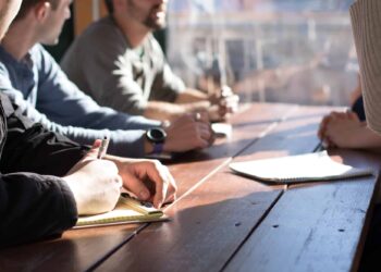 Jeunes étudiants sur table endroits pour étudier