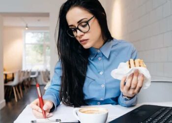 Jeune femme quoi manger pendant un examen