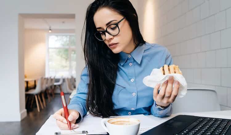 Jeune femme quoi manger pendant un examen