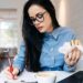 Jeune femme quoi manger pendant un examen