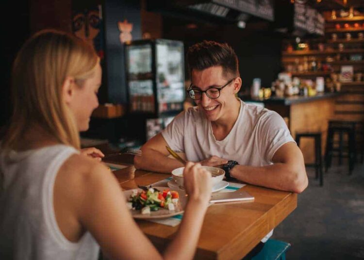 Premier rendez-vous : qui doit payer l’addition