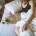 Femmes dorment mieux avec leur chien