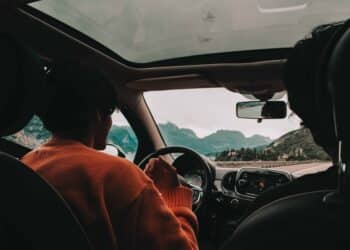 pexels-kei-scampa-fille qui conduit - permis de conduire 10 conseils pour réussir l’examen pratique