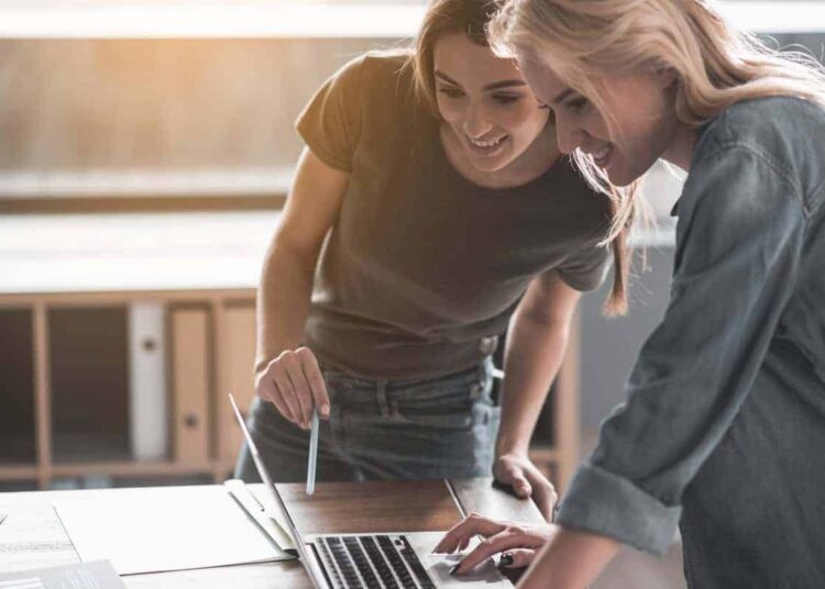 entreprendre pendant ses études jeunes filles devant ordinateur