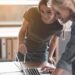 entreprendre pendant ses études jeunes filles devant ordinateur