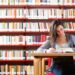 jeune femme étudier à la bibliothèque