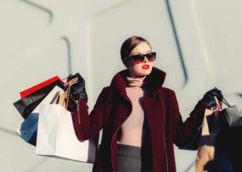 femme porte sac shopping raisons de pas suivre la mode