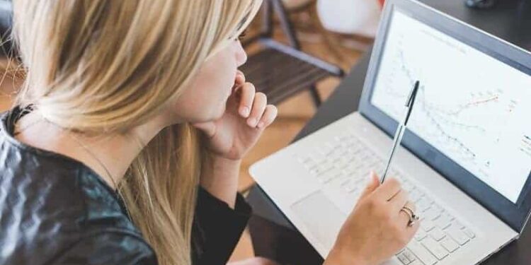 combien de temps peux-tu travailler jeune fille se questionne