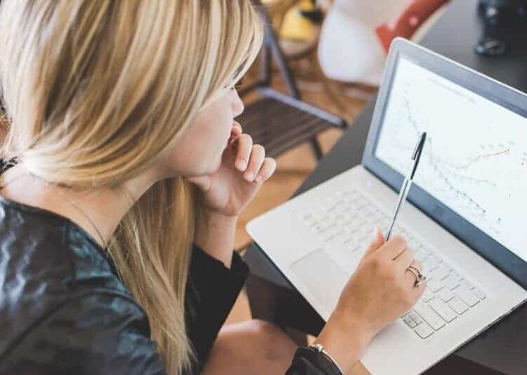 combien de temps peux-tu travailler jeune fille se questionne