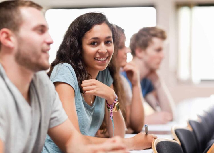 jeune femme prise de notes de cours