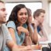 jeune femme prise de notes de cours