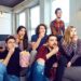 groupes de jeunes devant série et popcorn série netflix à voir
