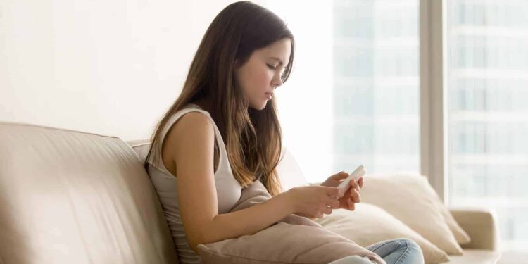 Jeune femme sur canapé burn-out étudiant