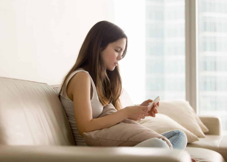 Jeune femme sur canapé burn-out étudiant