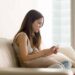 Jeune femme sur canapé burn-out étudiant
