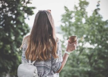 Astuces étudiantes pour faire pousser ses cheveux plus vite
