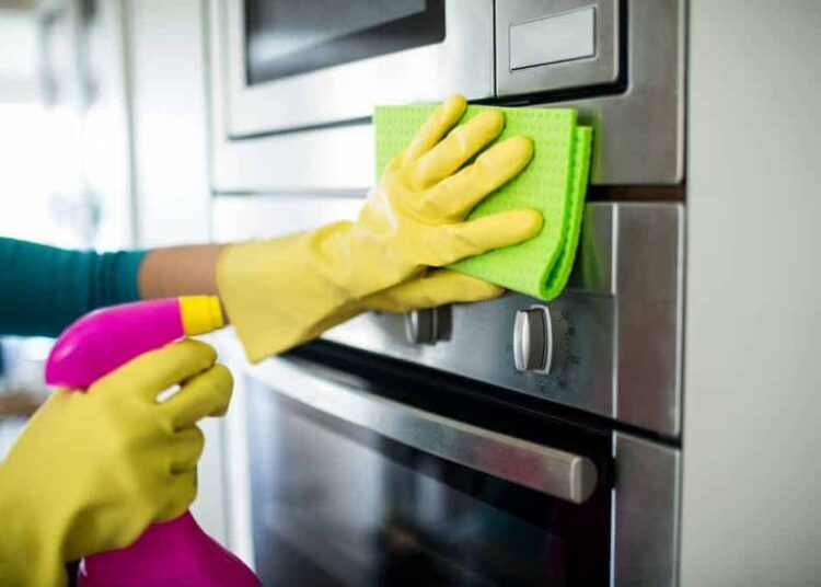 Astuces pour nettoyer le four dans un kot