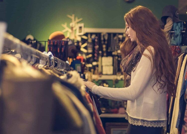 le marché de la seconde main jeune femme magasin
