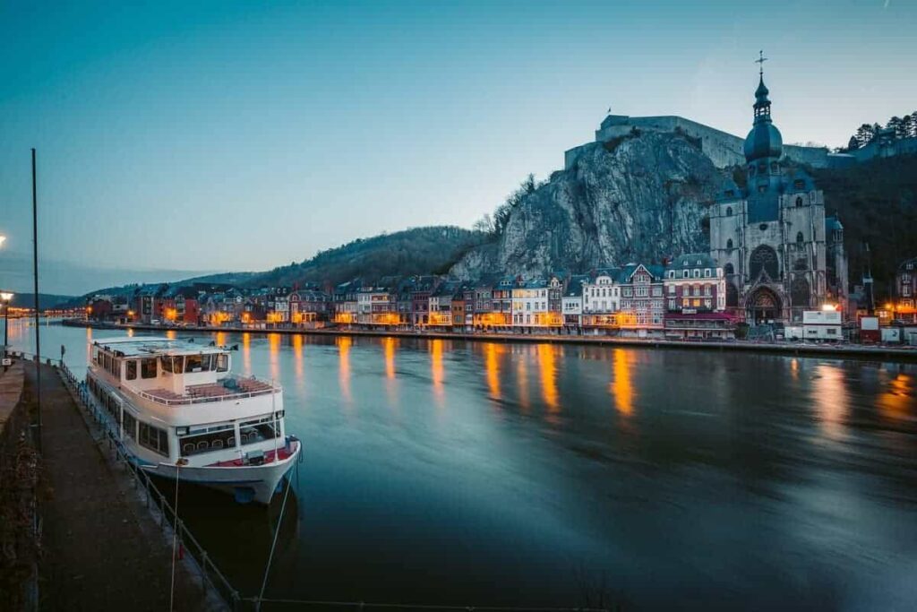 Vue de Dinant et la Meuse faire citytrip à Dinant