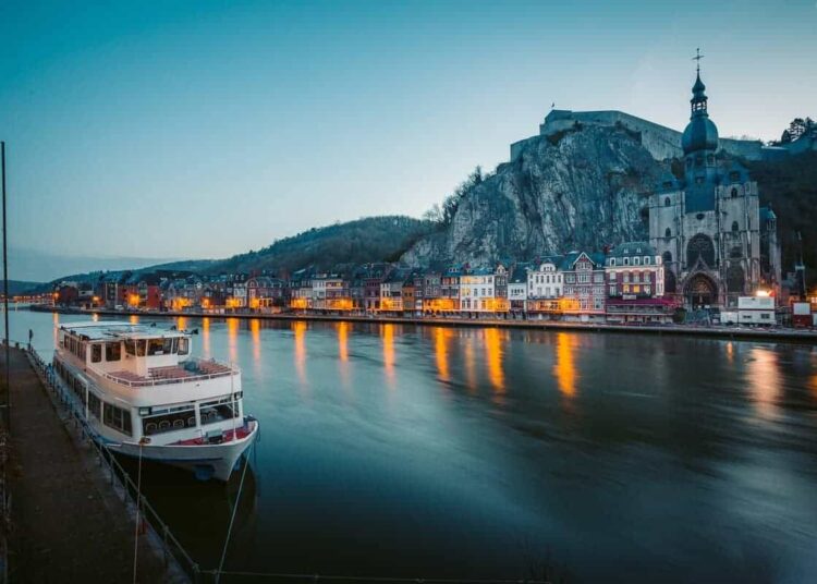 Vue de Dinant et la Meuse faire citytrip à Dinant