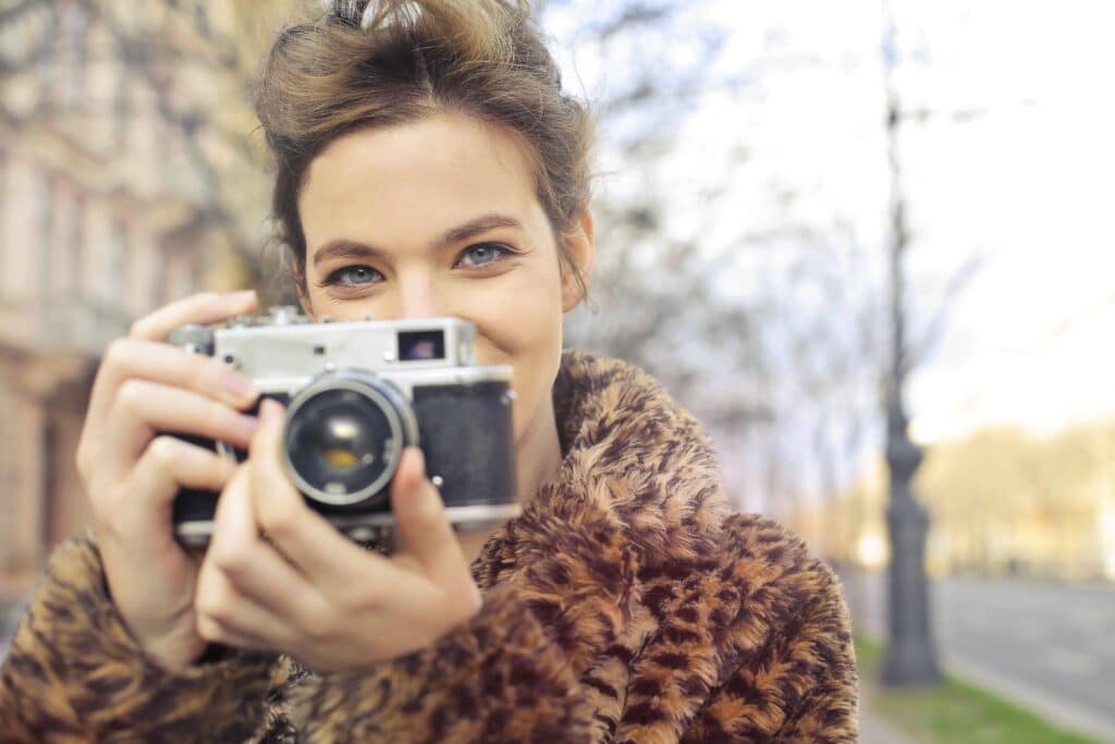 fille vintage appareil photo la seconde main est une aubaine