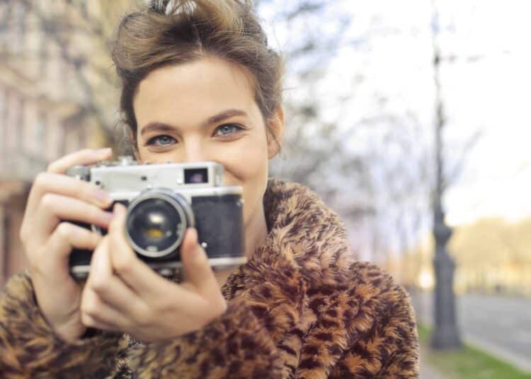 fille vintage appareil photo la seconde main est une aubaine