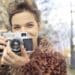fille vintage appareil photo la seconde main est une aubaine